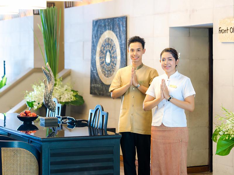 Подешевеют ли туры. Таиланд туризм Oteli. Встреча туристов в гостинице. Китайцы в Таиланде туризм. Обслуживание отеля в Тайланде.