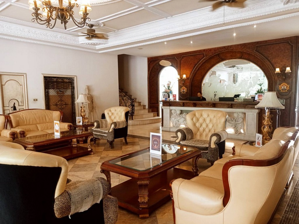 โฟร์ซีซั่นส์ เพลส