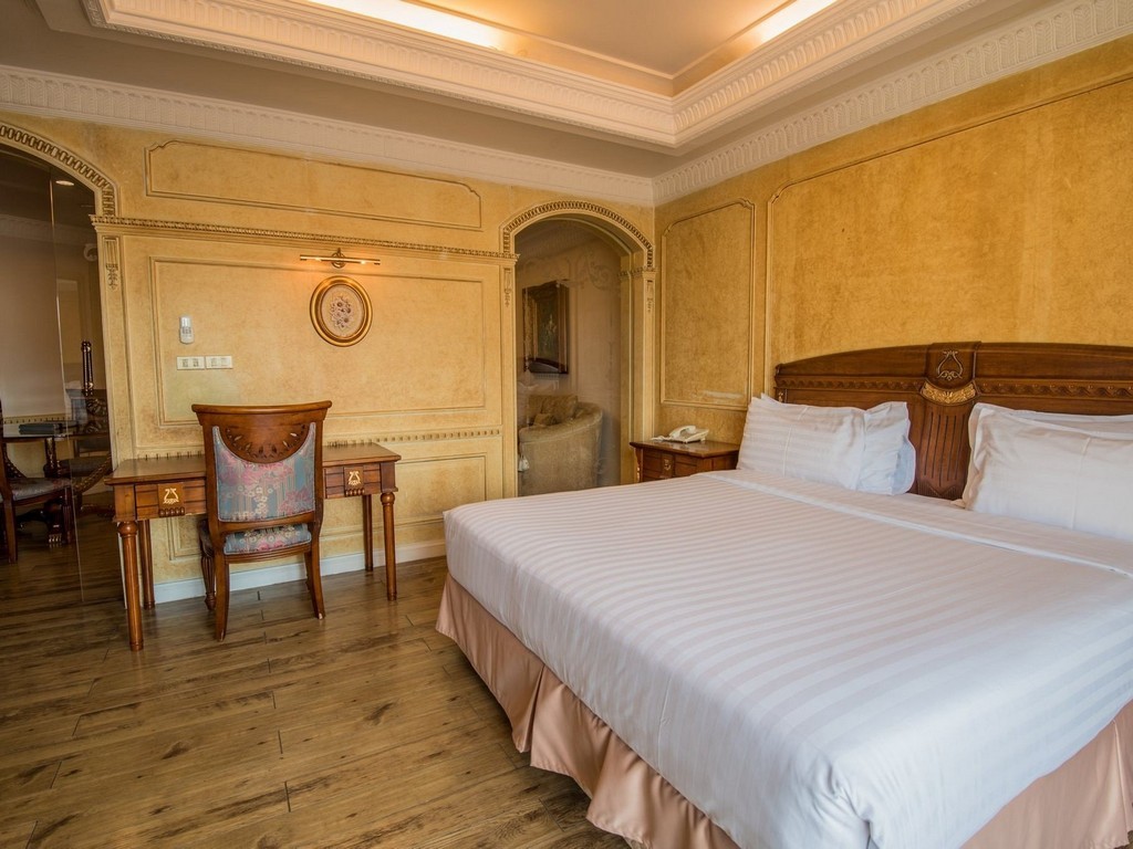 โฟร์ซีซั่นส์ เพลส