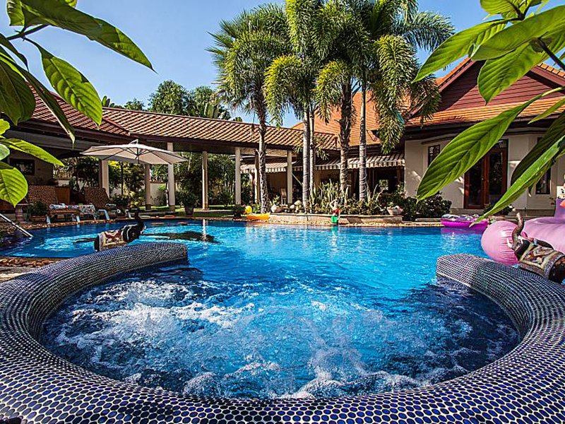 近くのホテル Relaxing Palms Pool Villa