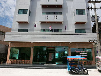 普拉海滩大酒店（Prachuap Beach Hotel）