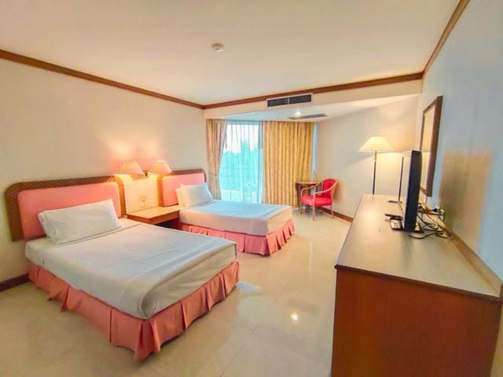 โรงแรมขนอม โกลเด้น บีช