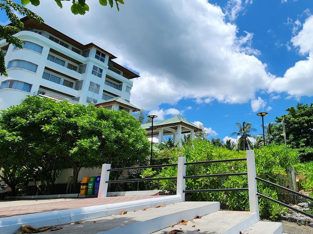 โรงแรมขนอม โกลเด้น บีช