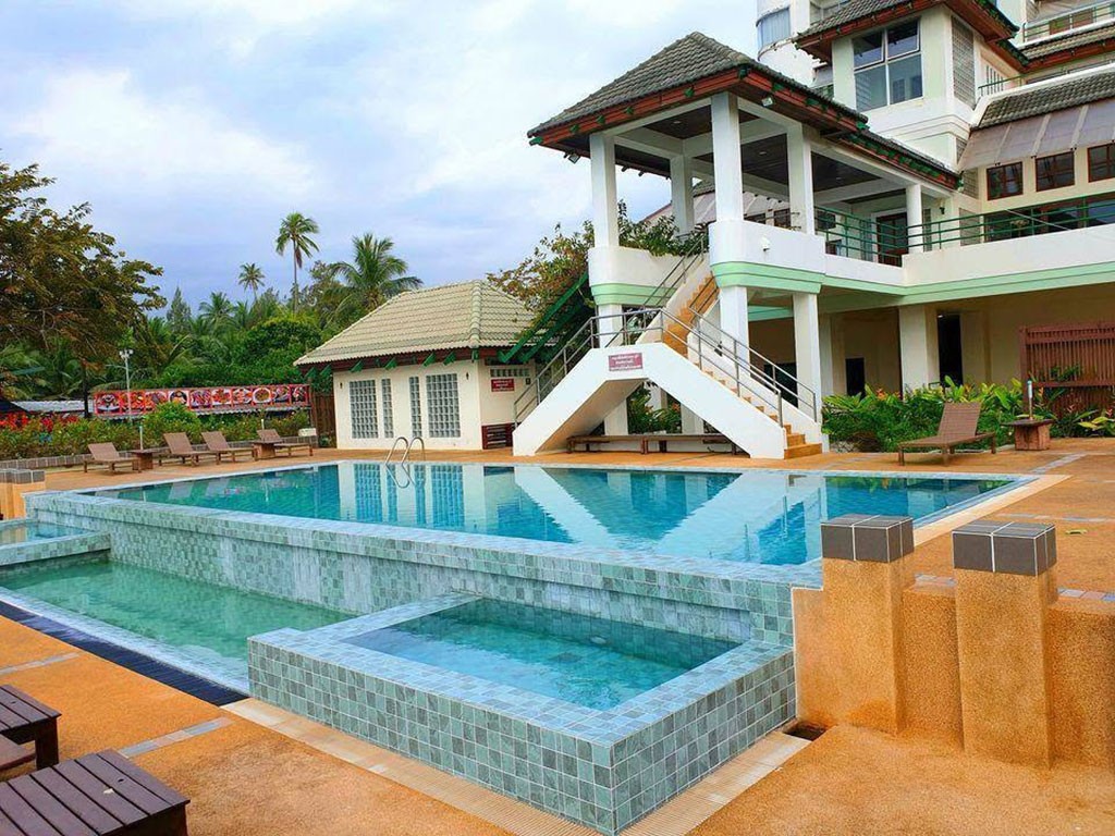 โรงแรมขนอม โกลเด้น บีช