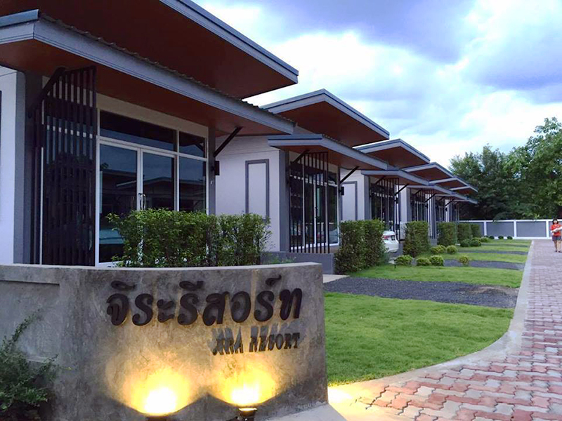 近くのホテル Jira Resort Buriram