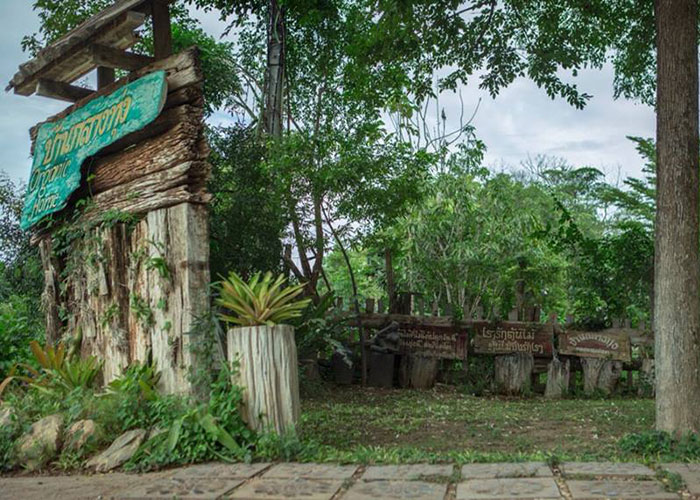 附近的酒店 北碧府朝气民宿（Baan Klang Thung Organic Homestay）