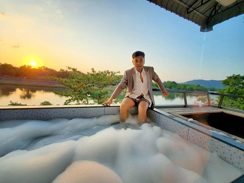 นาวา ธารา รีสอร์ท