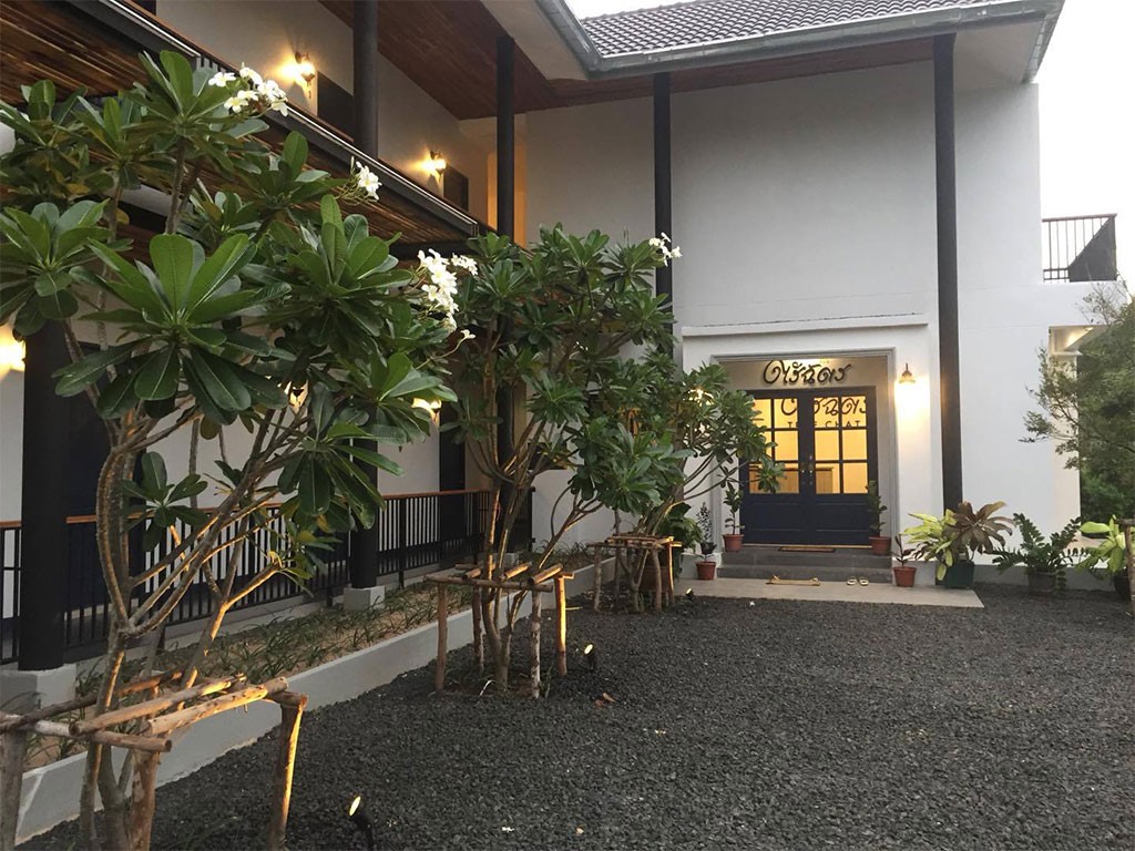 ตรีฉัตร รีสอร์ท