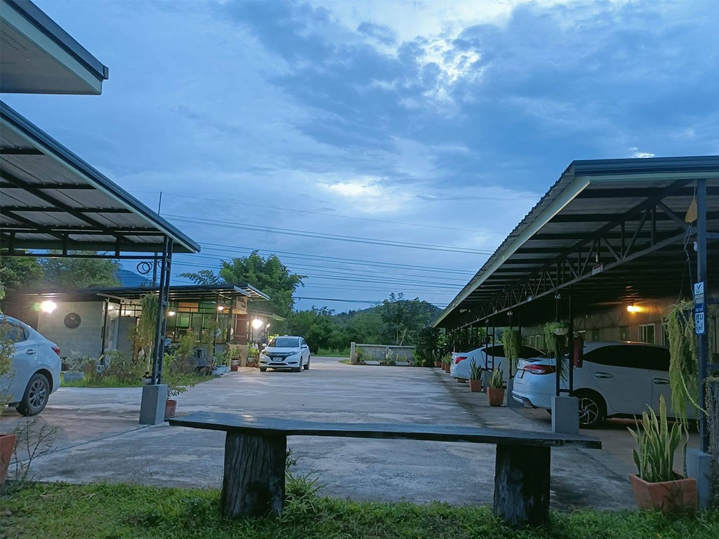 ฮีโร่ แอนด์ ฮัก ลอฟท์ โฮเต็ล