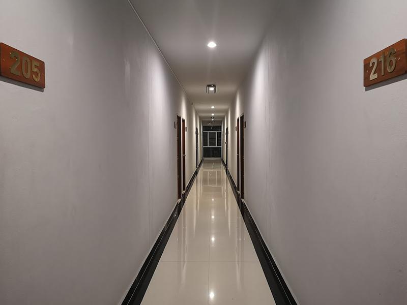 อัมพรเพลส