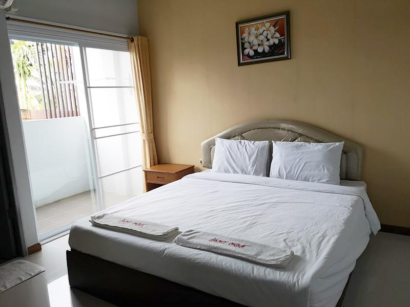 อัมพรเพลส