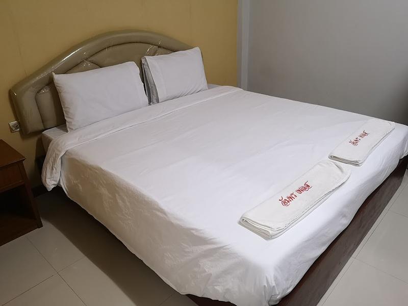 อัมพรเพลส