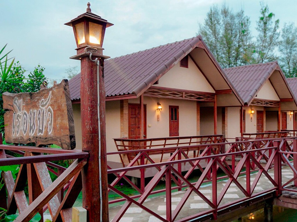 เรือนบัว รีสอร์ท