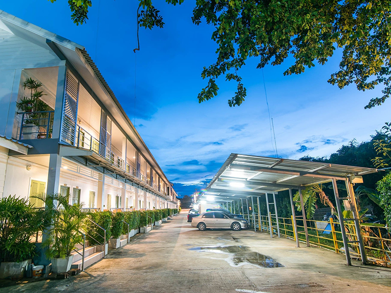 近くのホテル Naruchon Hotel