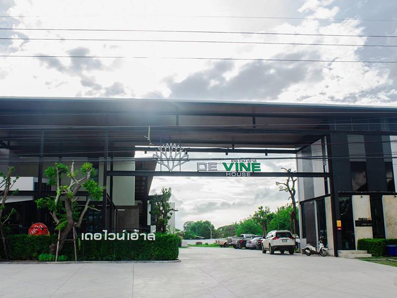 เดอ ไวน์ เฮ้าส์ , ร้อยเอ็ด De Vine House