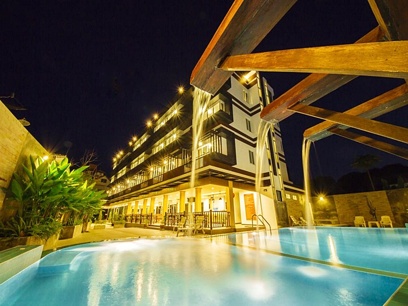 近くのホテル TH Beach Hotel