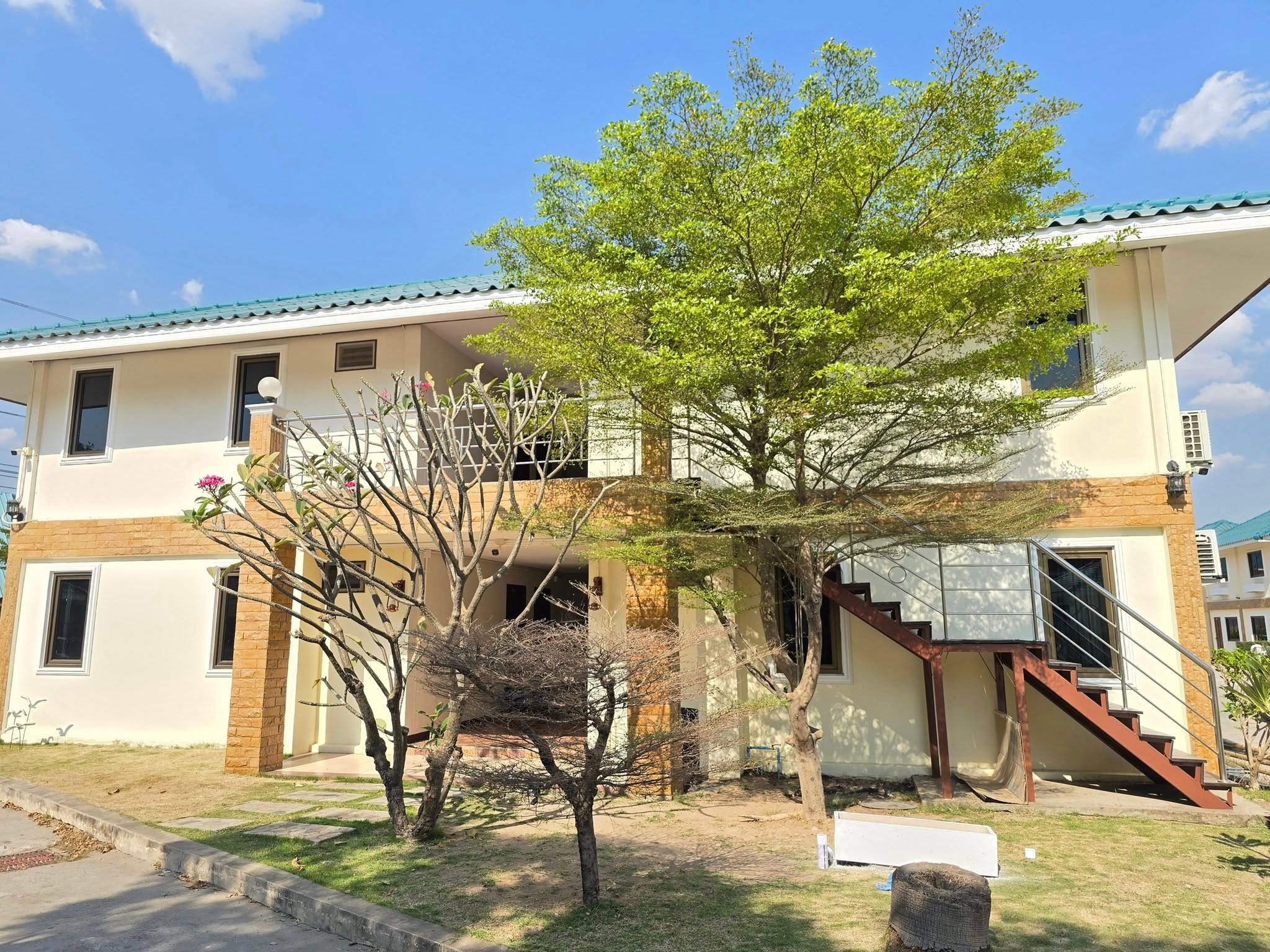 ฟ้าพราวฝน โฮเทล