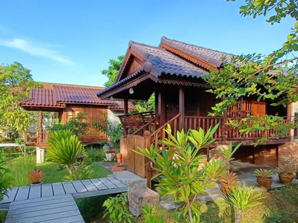 เรือนไทย ใจสุขเอ๋ย
