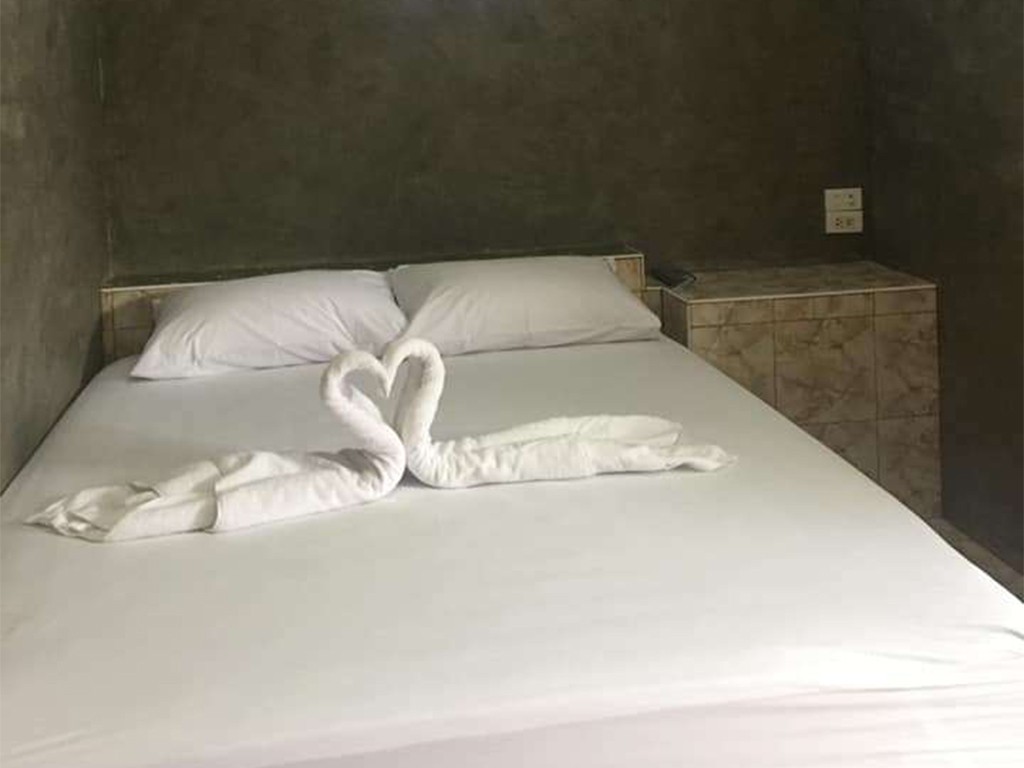 เจิดจรัส รีสอร์ท บ้านบึง