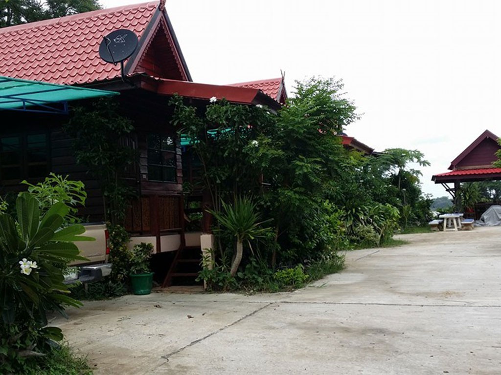 ระเบียงริมน้ำเคียงของ รีสอร์ท