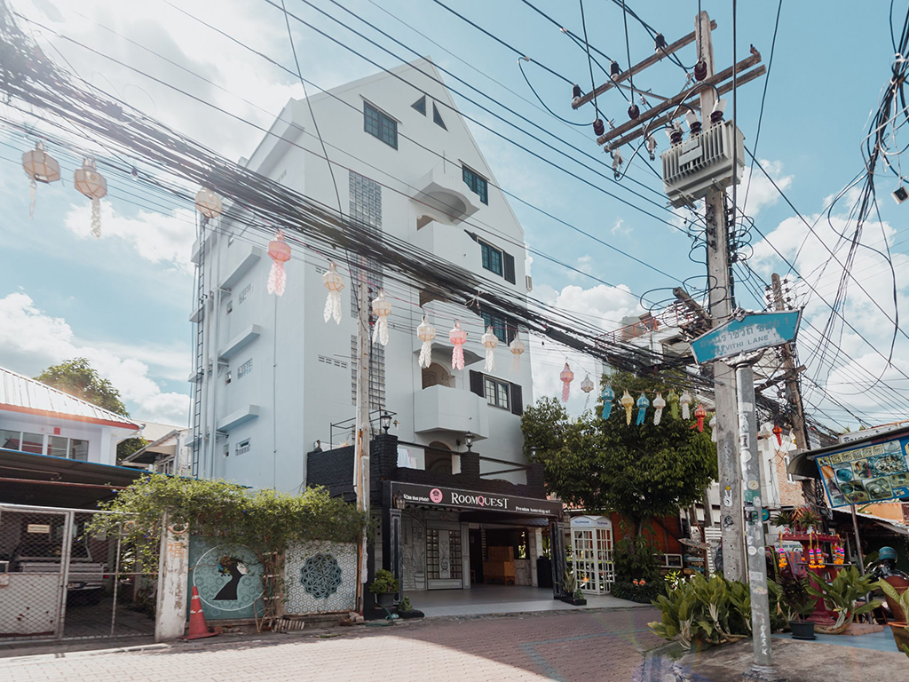 RIM Thapea Walking Street by RoomQuest