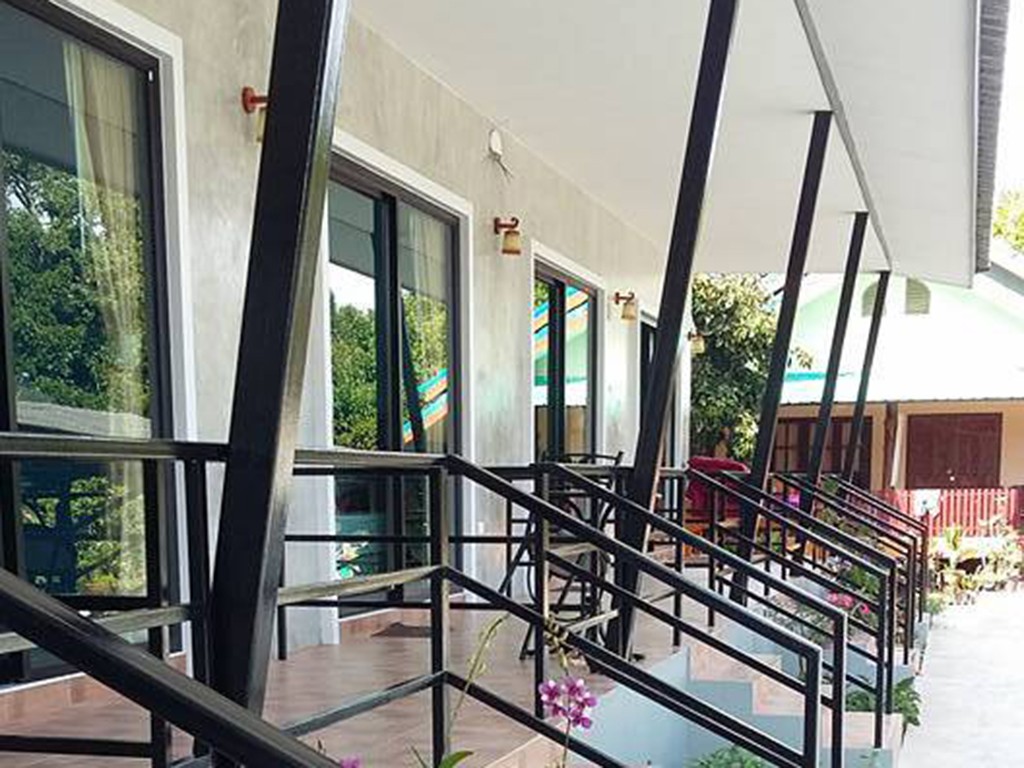 บ้านสวนชมจันท์ รีสอร์ท