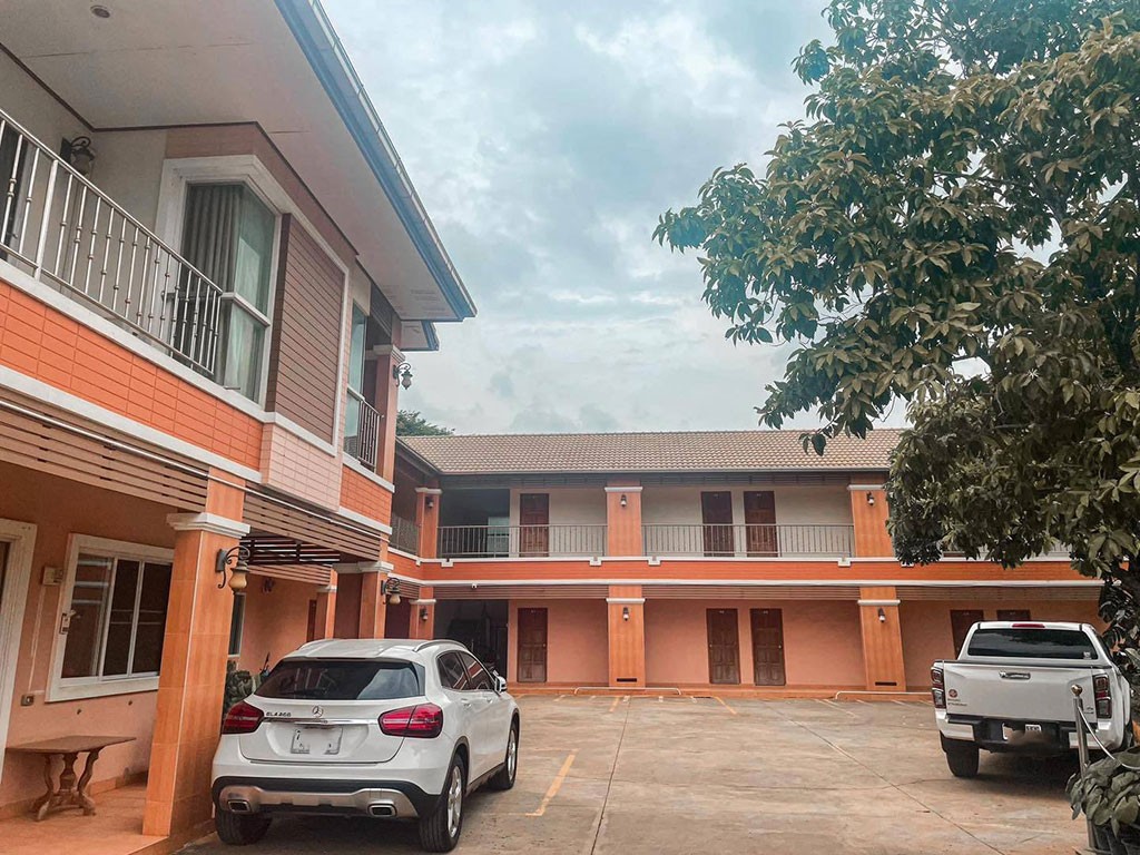 รัชนีโฮม แอนด์ รีสอร์ท