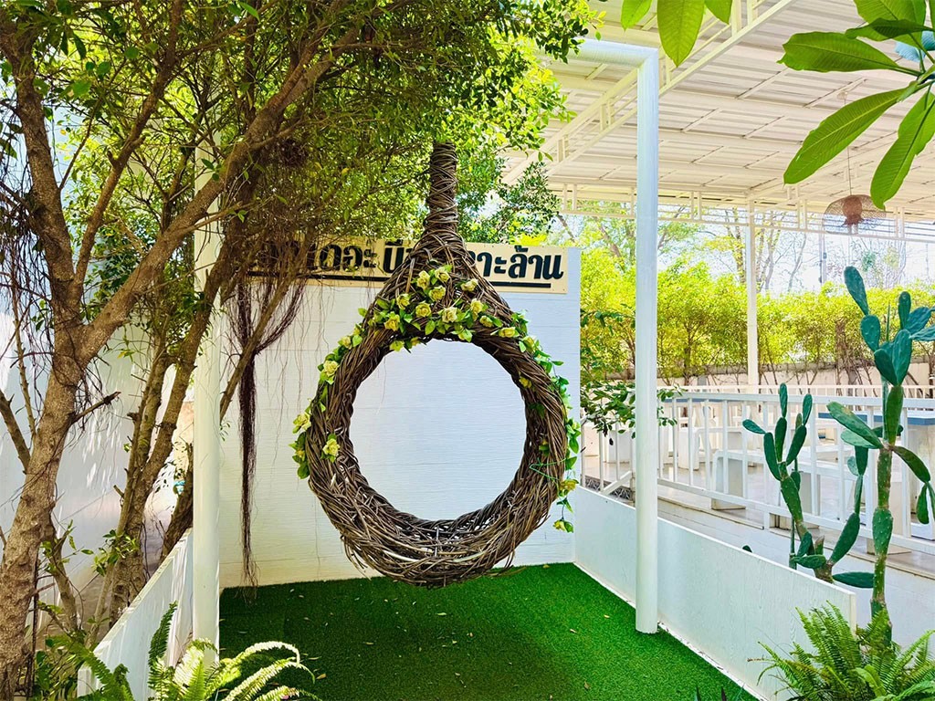 แอทเดอะบีช เกาะล้าน
