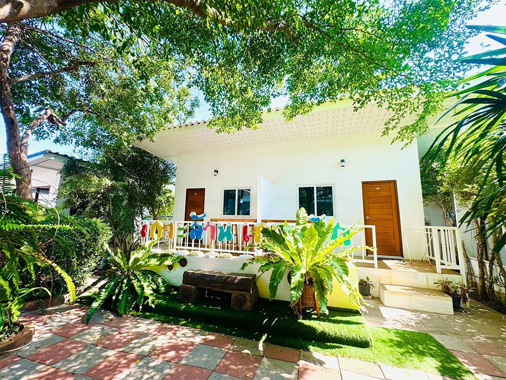 แอทเดอะบีช เกาะล้าน