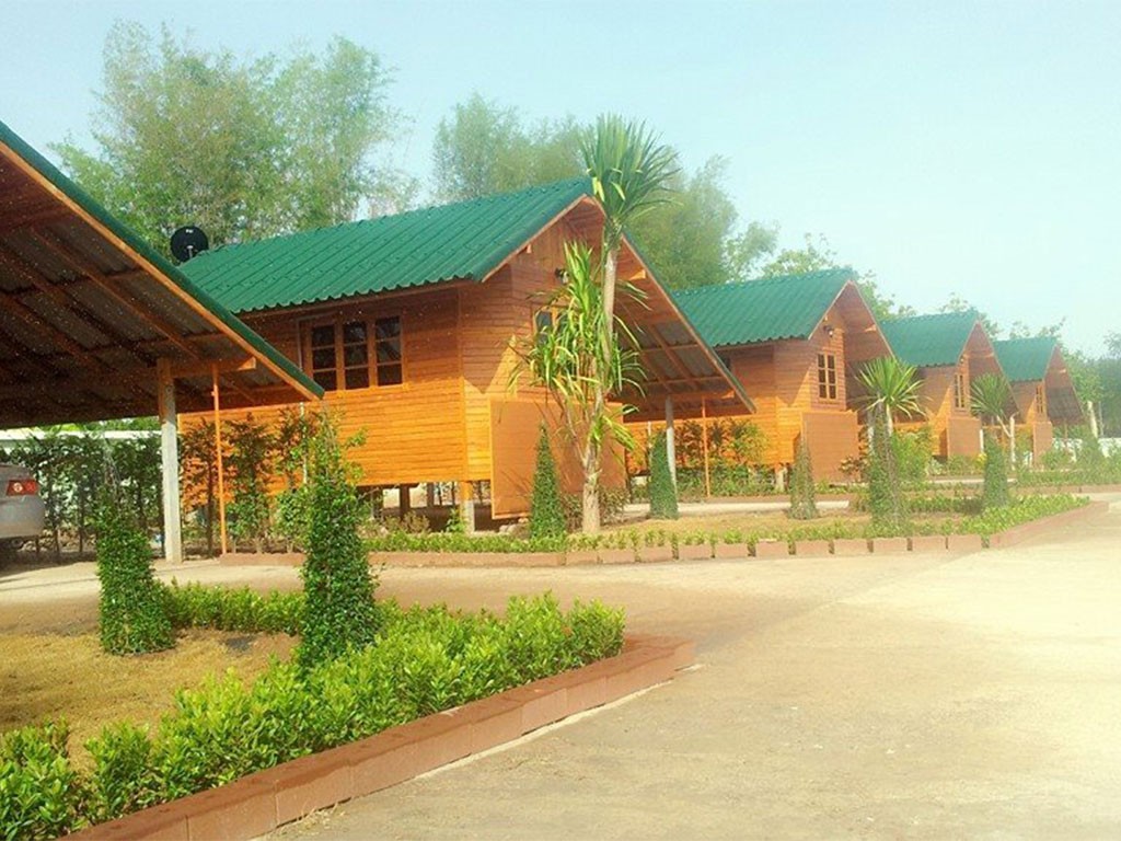 เรือนวนา รีสอร์ท