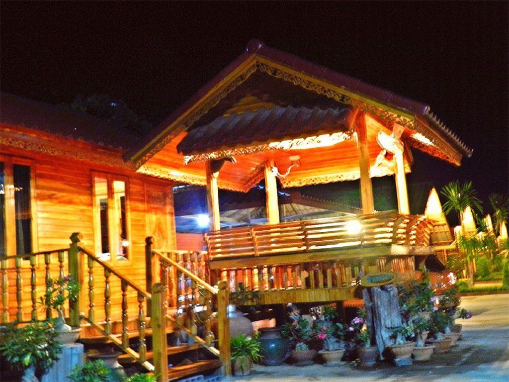 เรือนวนา รีสอร์ท