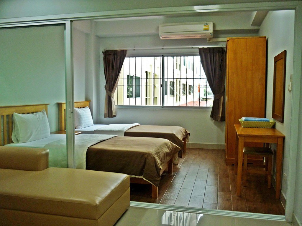 แกรนด์ ลีโอ คอนโด