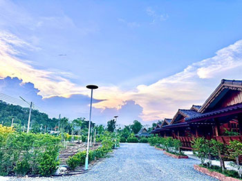 รีสอร์ทเรือนไม้ เขาช่องพราน