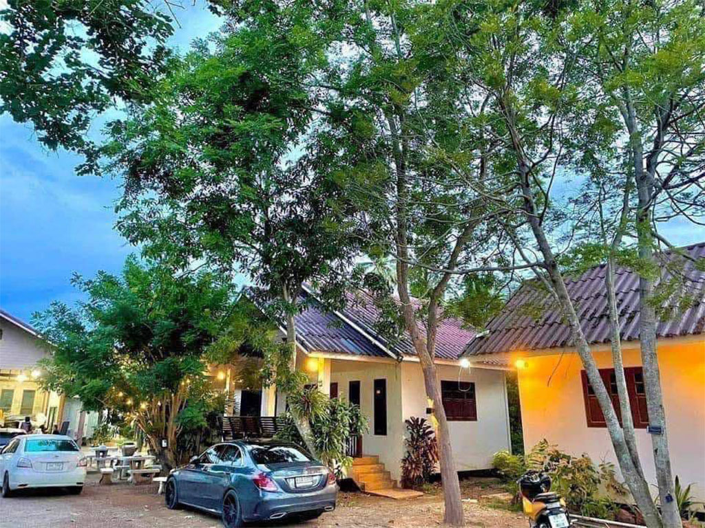 บ้านเพื่อน รีสอร์ท อัมพวา