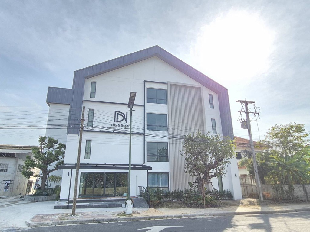 เดย์ แอนด์ ไนท์ ร้อยเอ็ด