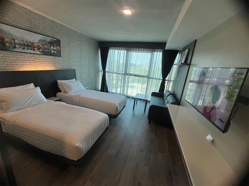 บีบี กลาส์ เฮ้าส์ แปดริ้ว