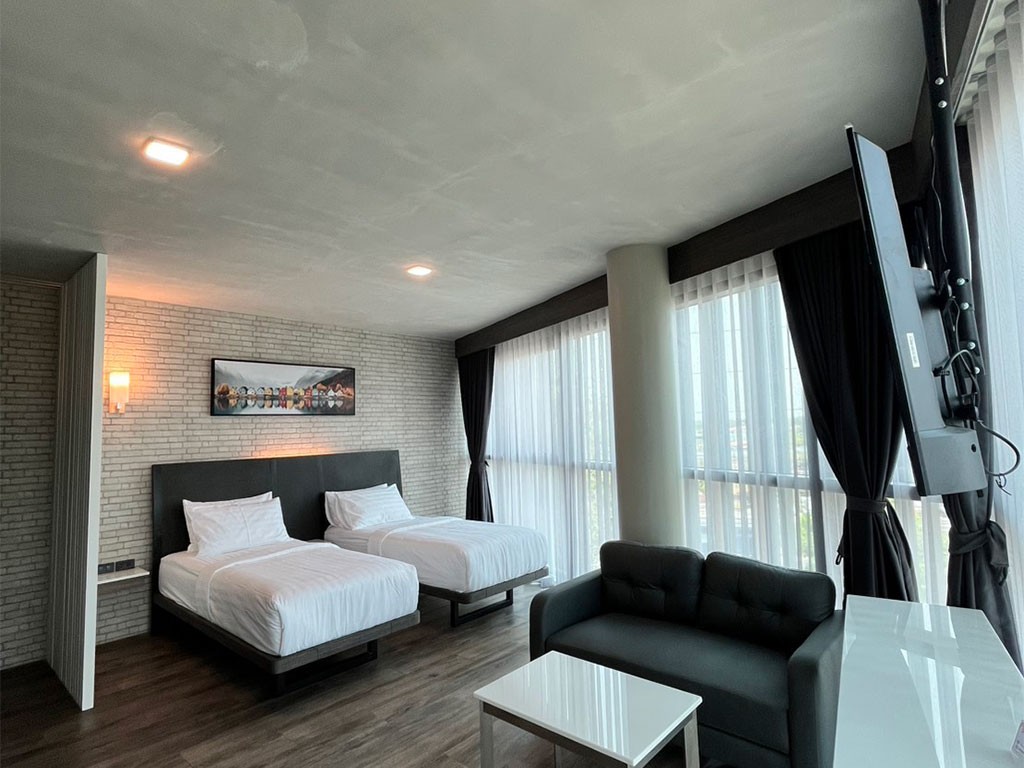 บีบี กลาส์ เฮ้าส์ แปดริ้ว