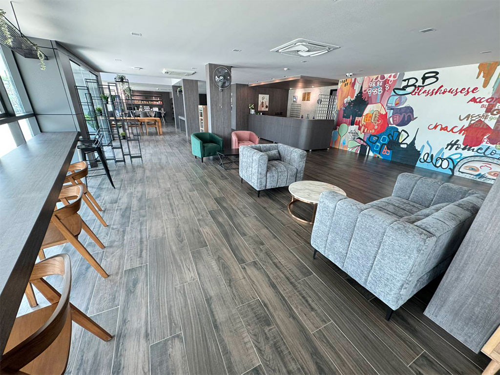 บีบี กลาส์ เฮ้าส์ แปดริ้ว