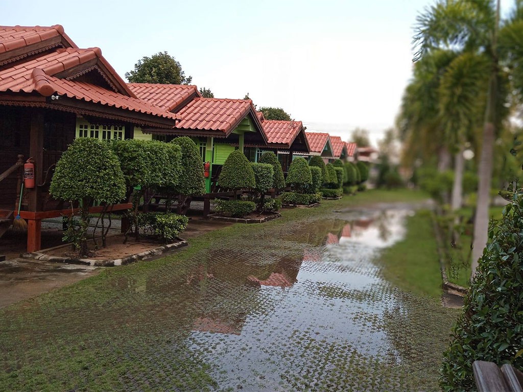 บ้านไม้หอม รีสอร์ท ปลวกแดง