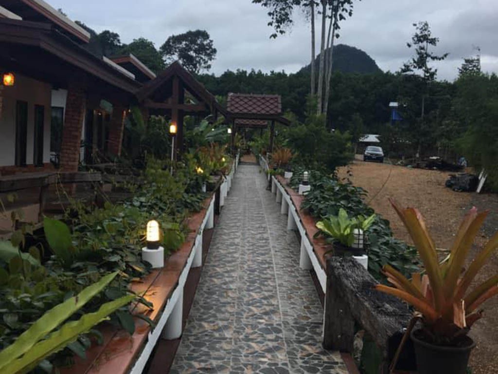 บ้านเคียงคลอง รีสอร์ท