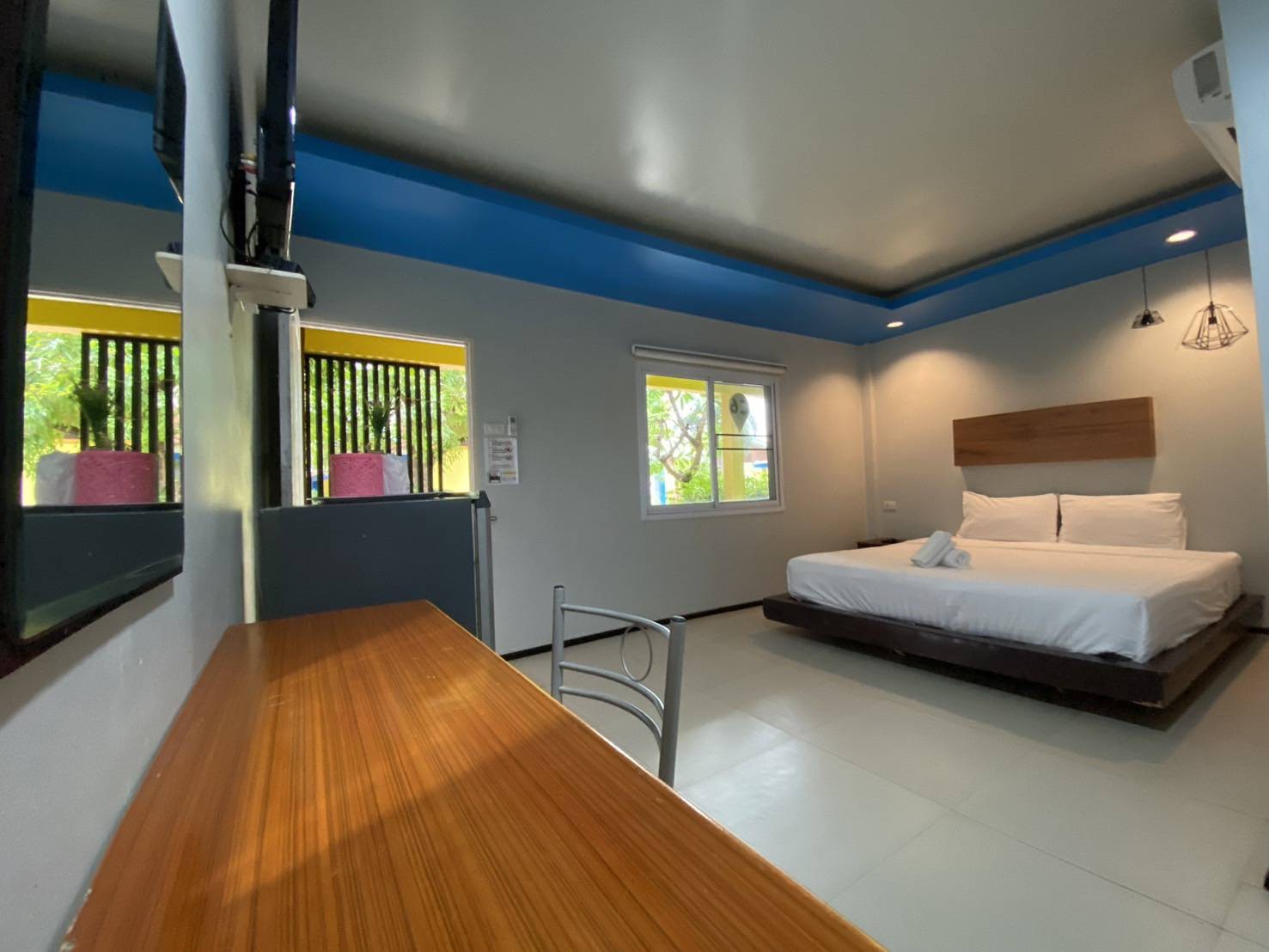 เช็คอิน โฮเทล แอนด์ รีสอร์ท