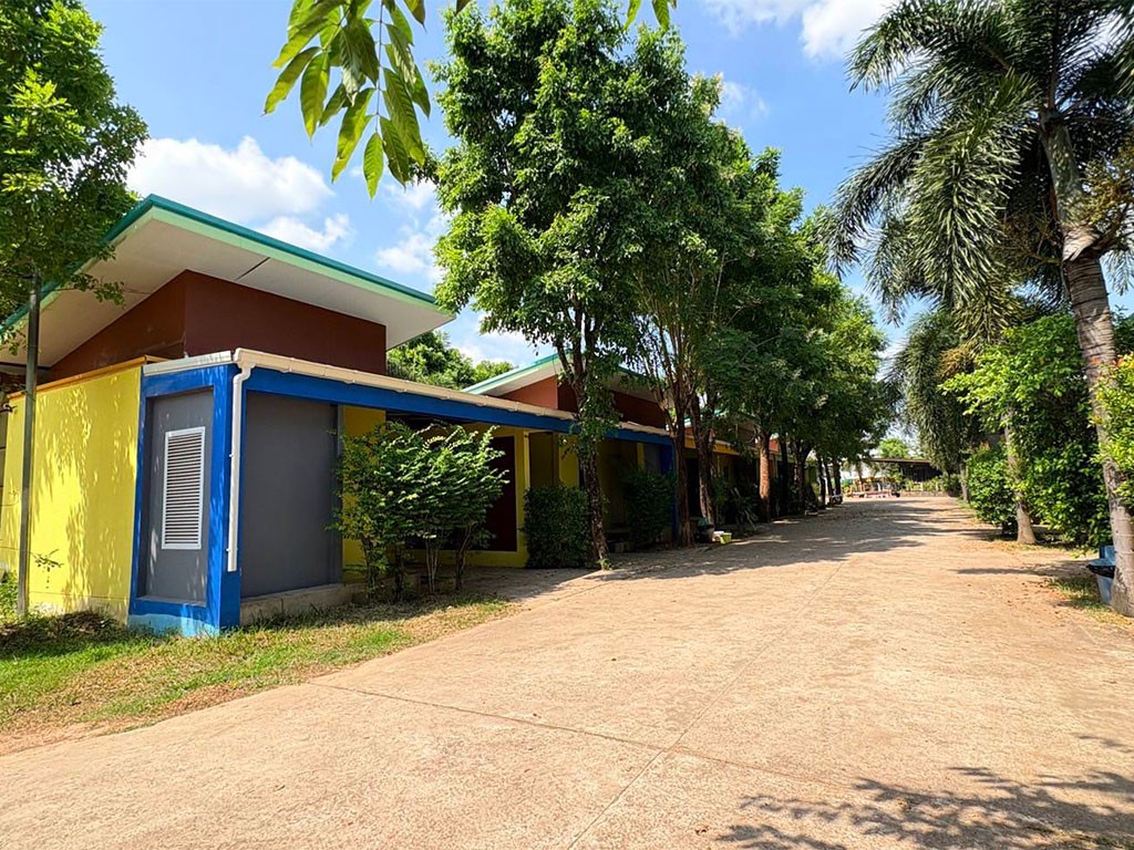 เช็คอิน โฮเทล แอนด์ รีสอร์ท