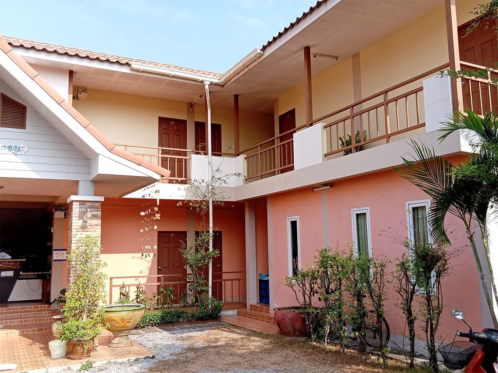 Baan Rim Klong Guesthouse