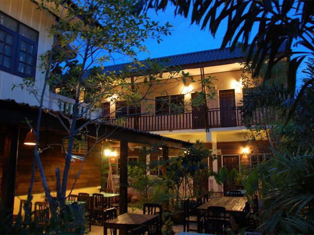 ดิ เอาท์ไซด์ อินน์