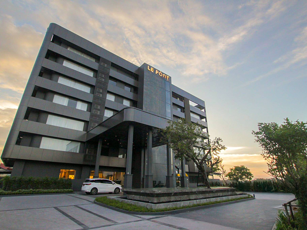 Le Pont Riverfront Resort