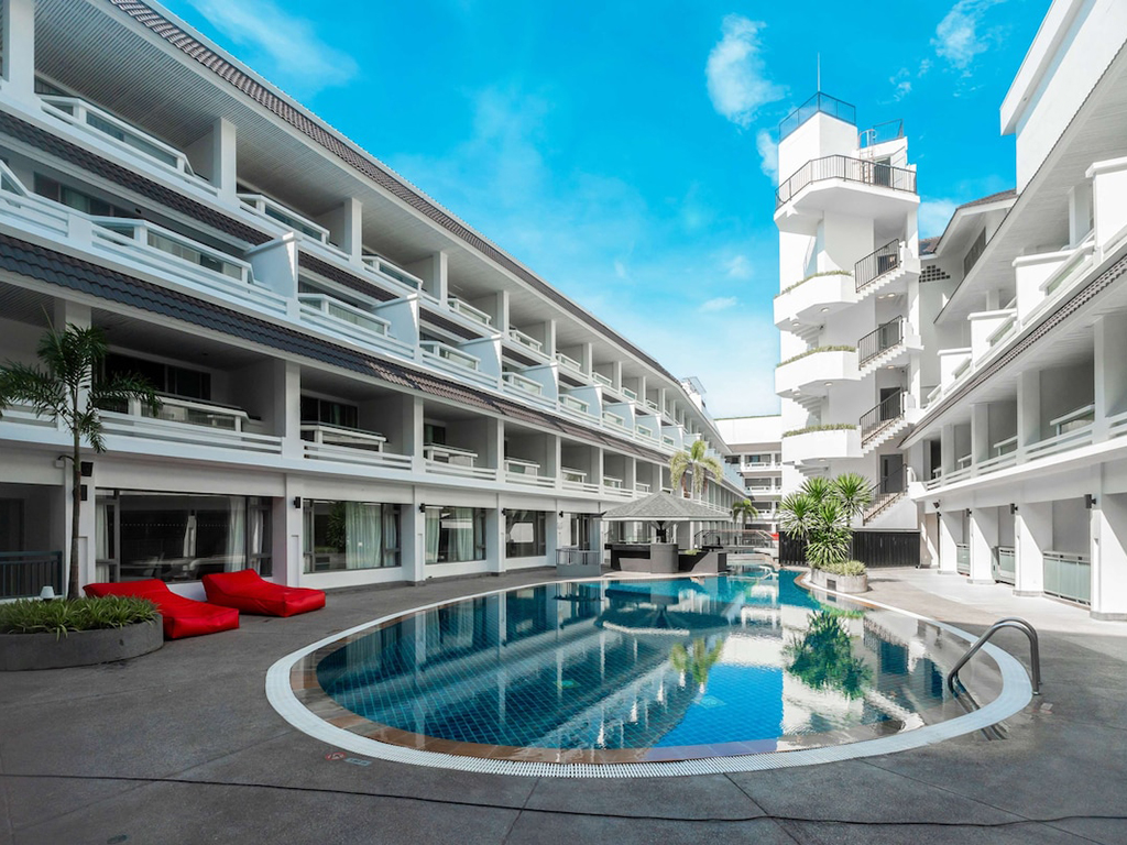 近くのホテル Radisson RED Phuket Patong Beach