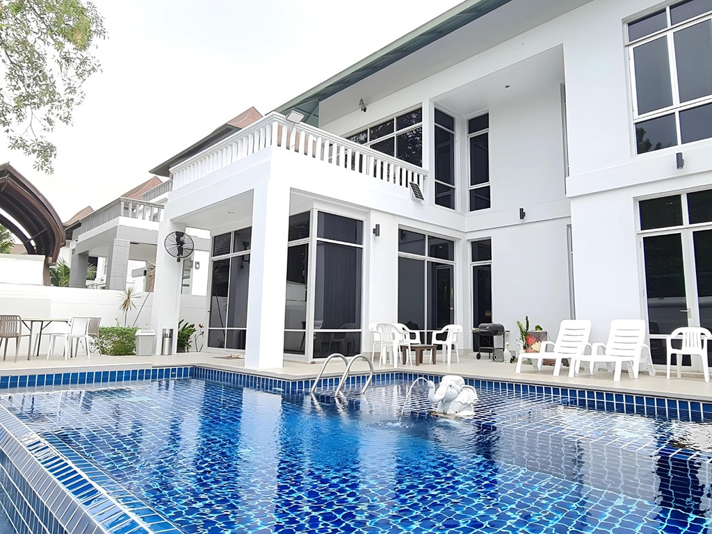 Hotels Nearby BM Pool Villa