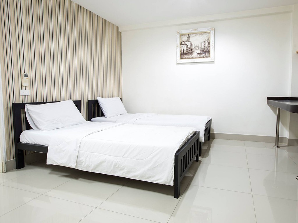 ธารินี เพลส