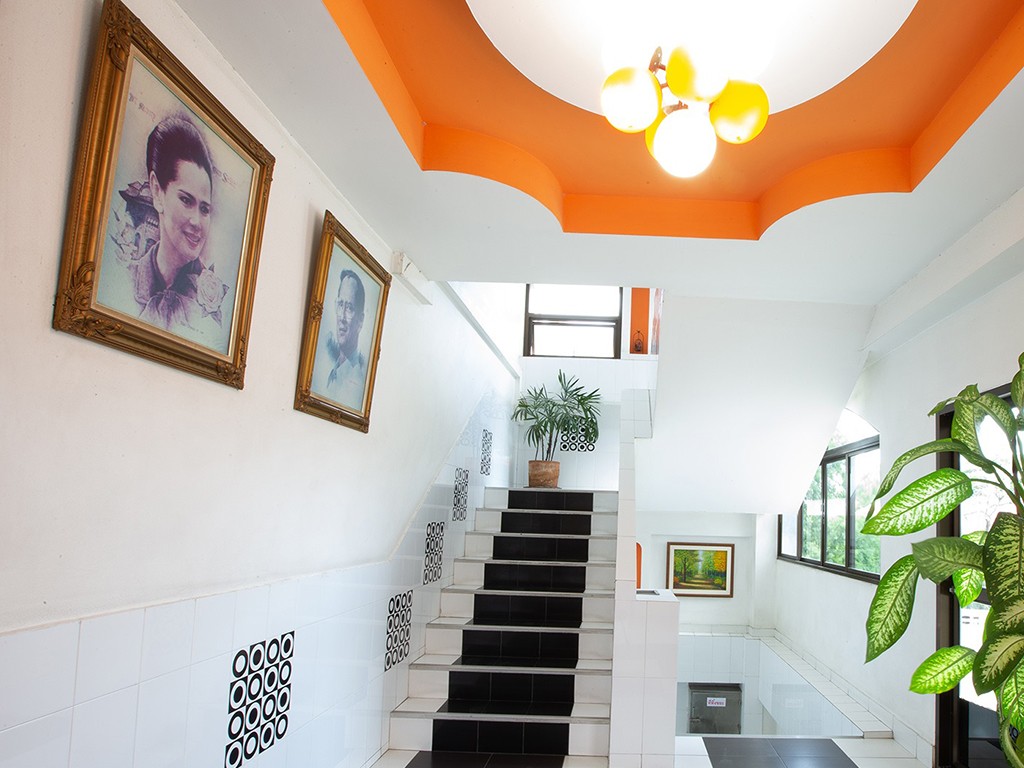 ธารินี เพลส